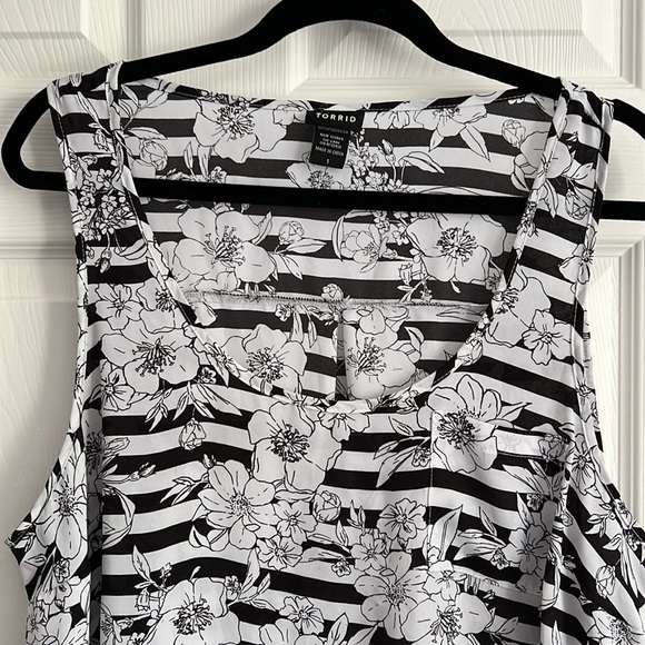 Torrid, 1, Black and White Striped Floral Tank Top w/Front Pocket - Picture 2 of 5